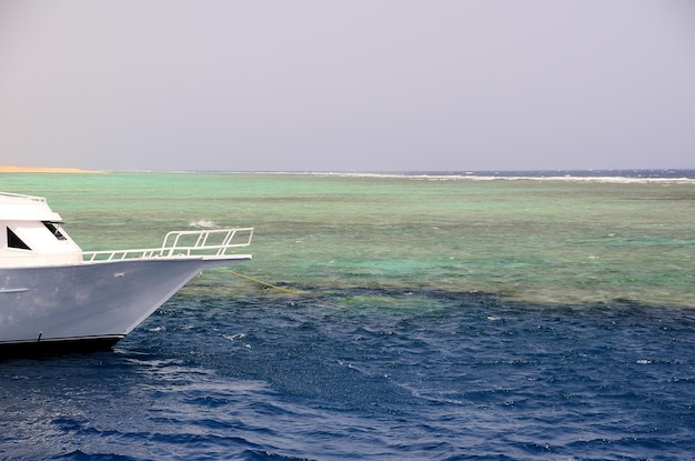 Barco blanco en arrecife