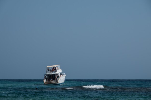 barco blanco con fuertes olas en un viaje a Egipto