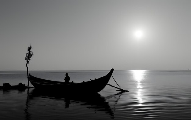 barco blanco y negro en el agua