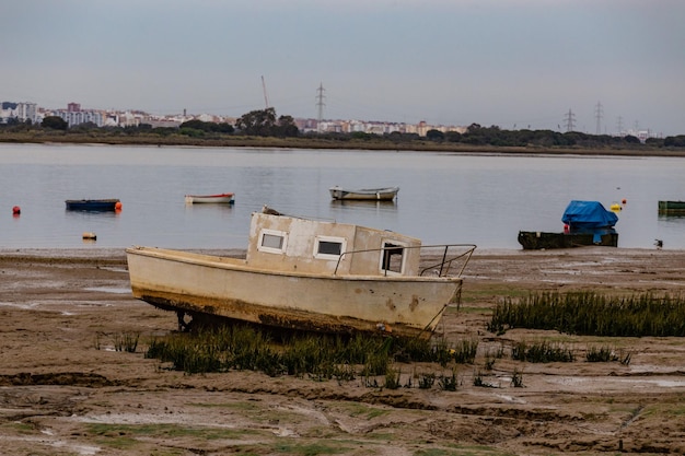 Un barco blanco en la orilla