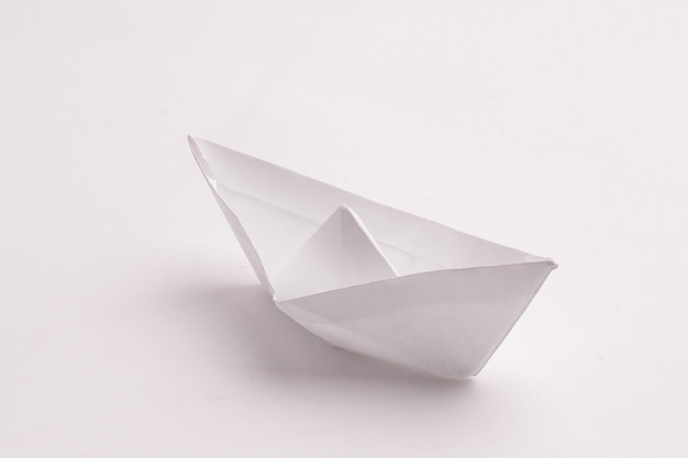 Barco branco feito na técnica de origami