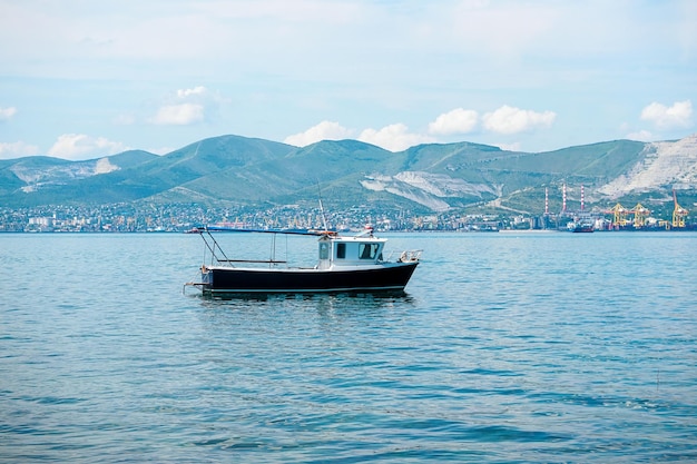 Barco de buceo en el mar en un día soleado