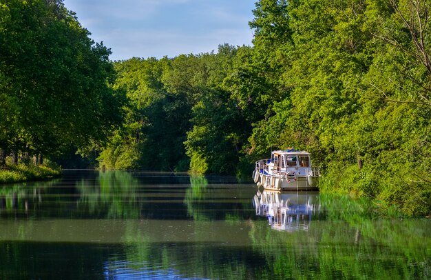 Barco en Canal du Midi, viaje en barcaza y vacaciones en el sur de Francia