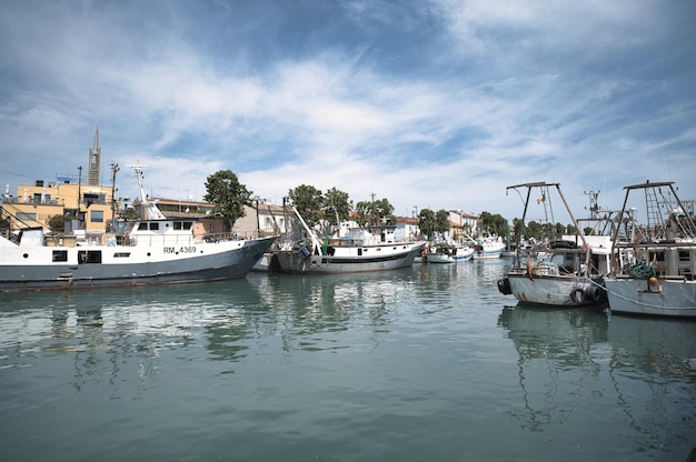 Barco por el canal en el puerto de Rimini