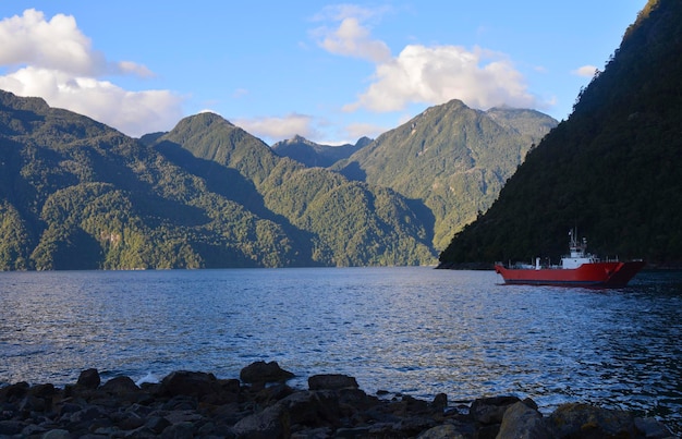 barco de carga navegando en un lago en el sur de Chile