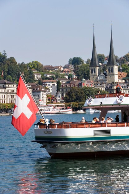 Barco y la catedral de San Leodegar Lago de Lucerna Suiza Europa