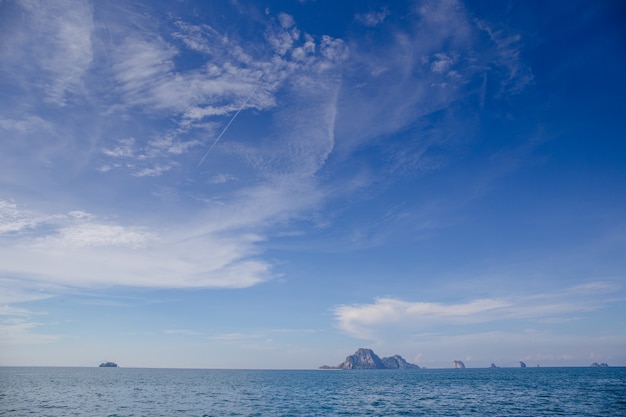 Foto barco y cielo azul con mar