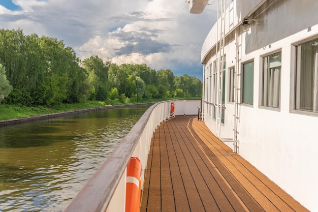 Barco círculo relajante vacaciones ocio eck agua barco estilo de vida dejando cabina turistas de negocios