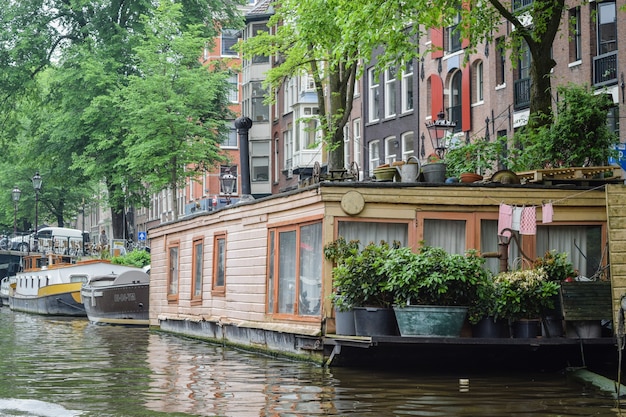 Barco clássico em um dos canais de amsterdã.