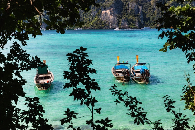 Barco de cola larga para alquiler para turistas en phi phi island krabi Tailandia