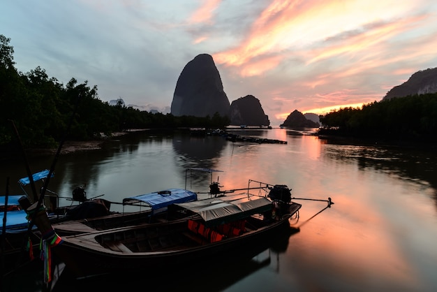 Barco de la cola larga para encender la salida del sol de la mañana, Ban Hin Rom, Phang Nga, Tailandia.