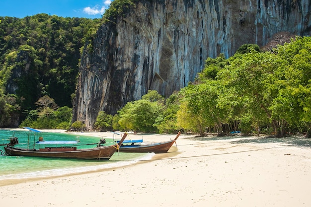 Barco de cola larga en la isla de Hong Krabi Tailandia destino histórico Sudeste de Asia Concepto de vacaciones y vacaciones de viaje