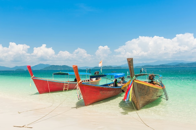 Barco de cola larga en la isla de Khang Khao (isla Bat), Ranong Tailandia