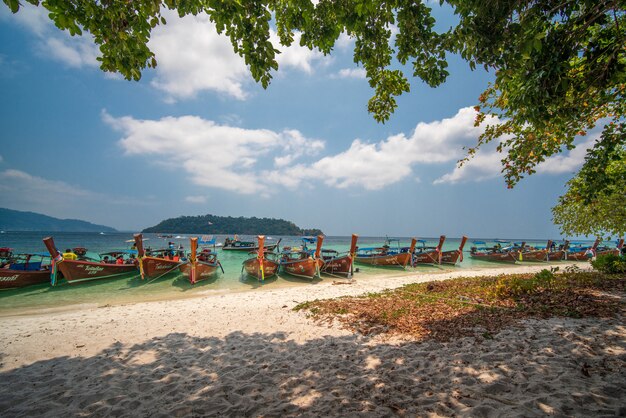 Barco de cola larga en la isla de Lipe de Tailandia