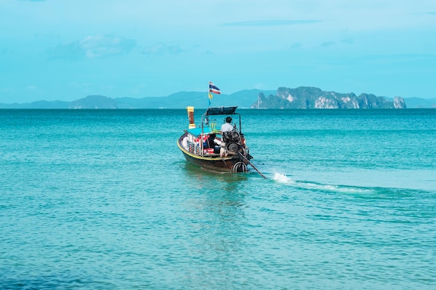 Barco de cola larga en la playa de Tubkaak listo para la isla de Hong Krabi Tailandia destino emblemático Sudeste de Asia Viajes concepto de vacaciones y vacaciones