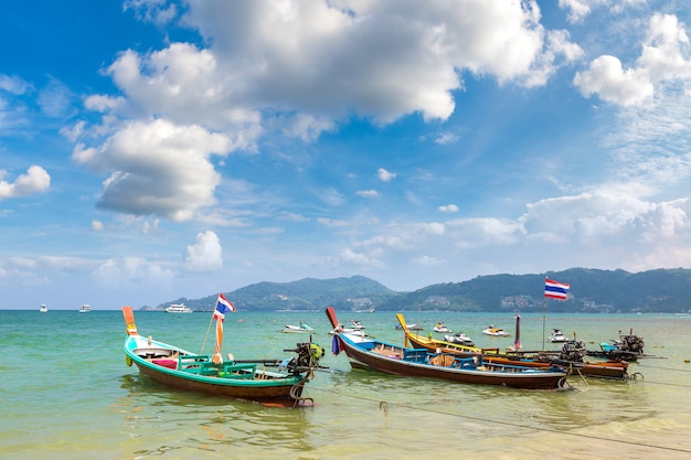 Barco de cola larga tradicional en la playa de Patong en Phuket en Tailandia