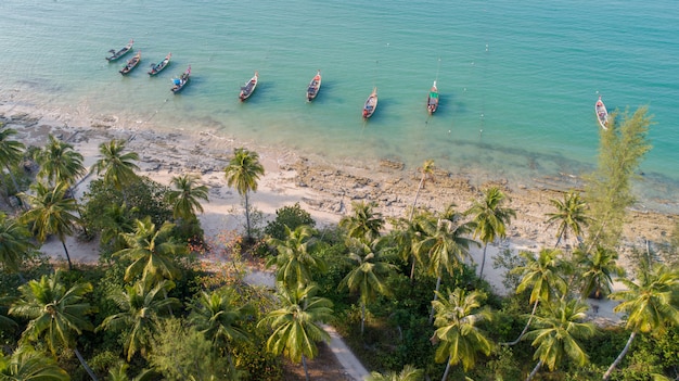 Barco de cola larga vista aérea en la isla de Lipe de Tailandia