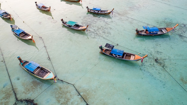 Barco de cola larga vista aérea en la isla de Lipe de Tailandia