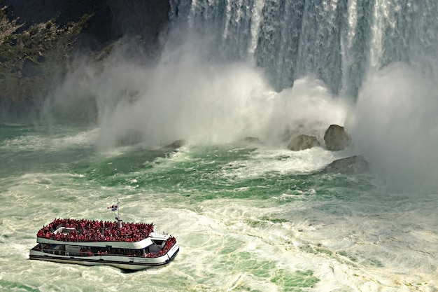 Barco com turistas em Niagara Falls, Ontário, Canadá