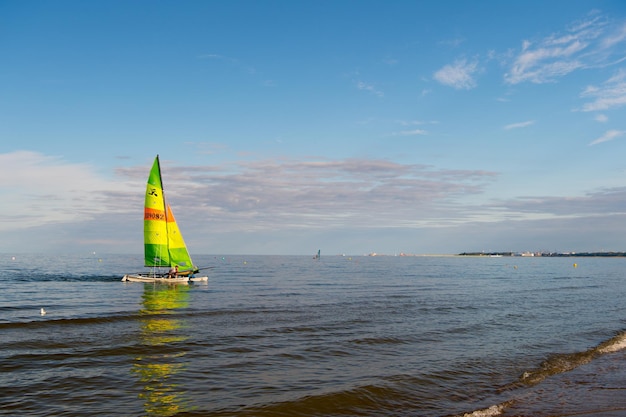 Barco com vela brilhante navegando no mar de Gdansk, Polônia. Veleiro na água no céu azul ensolarado. Aventura de verão e férias ativas. Vela de iate e desejo de viajar. Navio e transporte de água