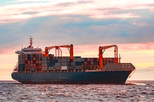Barco de contenedores azul. Transferencia de producción y logística mundial