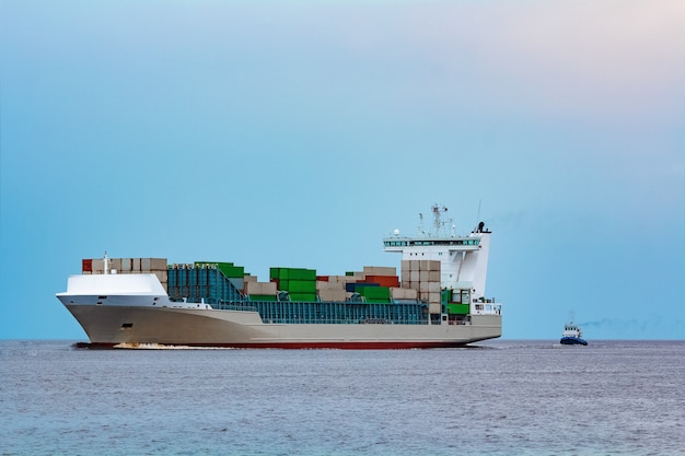 Barco de contenedores gris. Importación logística y producción