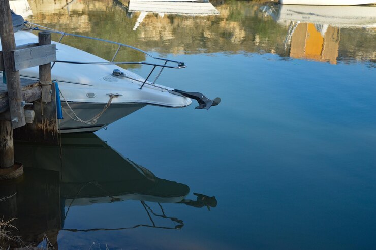 Foto barco cortado ancorado no lago