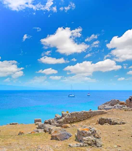 Barco por la costa en Tharros Cerdeña