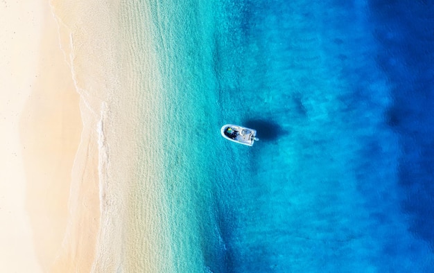 Barco y costa desde la vista superior Fondo de agua turquesa del dron Paisaje marino de verano desde el aire Imagen de viaje