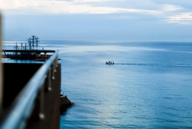 Barco en el crepúsculo del mar azul