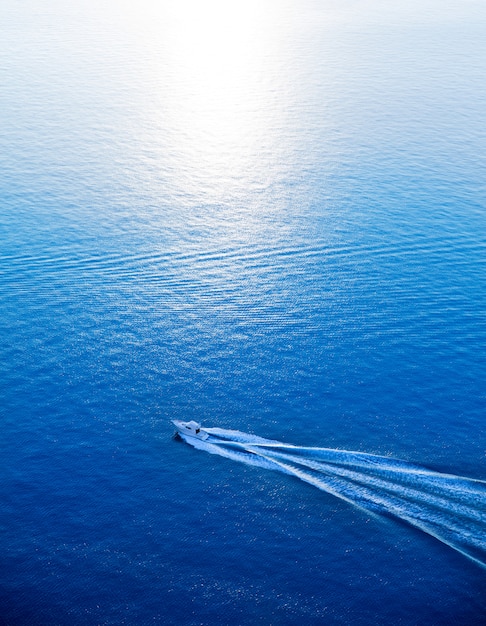 Barco de crucero azul mar vista aérea del Mediterráneo