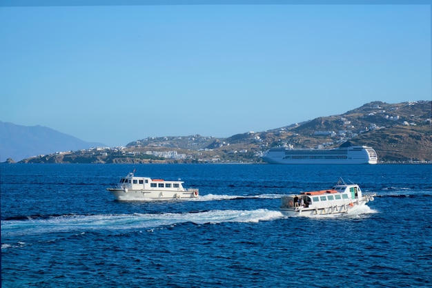 Barco y crucero es el mar egeo, chora, isla de mykonos, grecia