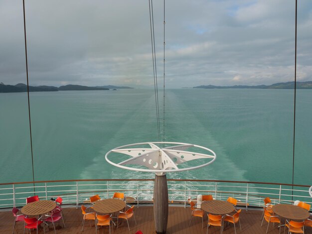 barco de crucero en los fiordos de Noruega.