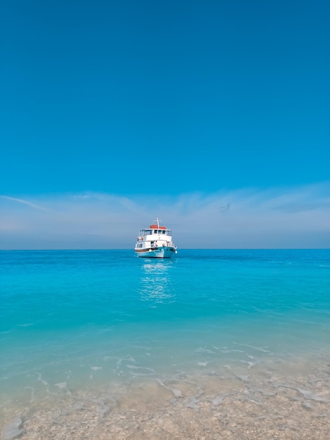 Barco de crucero en la playa de egremni vacaciones en grecia