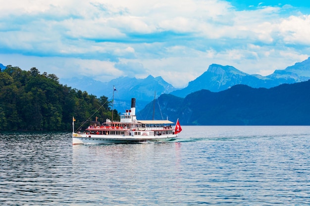 Barco de crucero turístico Lago de Lucerna