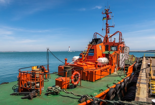 Barco de bombeiros no porto marítimo de Odessa, Ucrânia