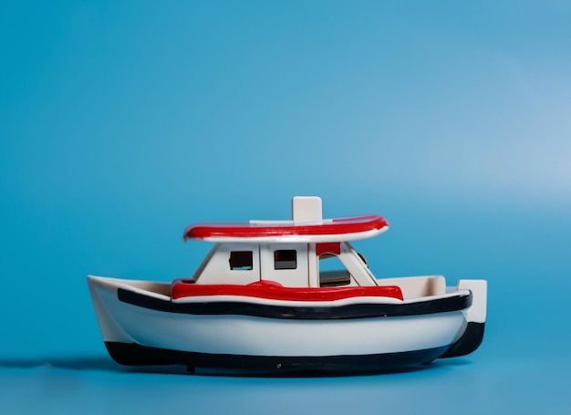 Barco de brinquedo no fundo azul