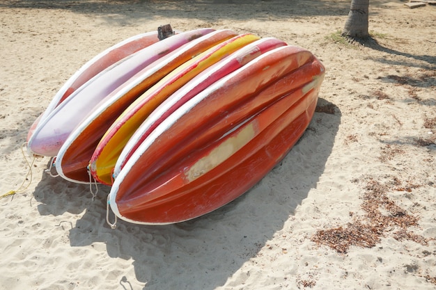 Barco de caiaque na areia da praia