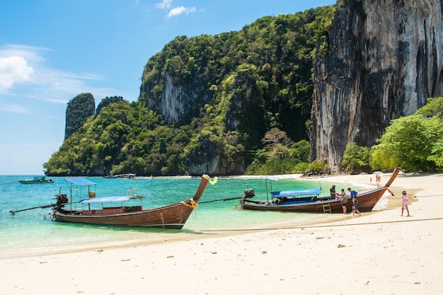 Barco de cauda longa na ilha de Hong Krabi Tailândia, destino de referência no Sudeste Asiático, férias e conceito de férias