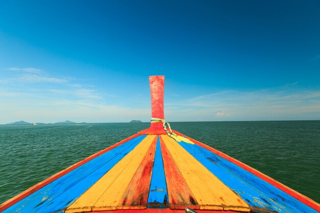 Foto barco de cauda longa na ilha de kham-tok (koh-kam-tok),