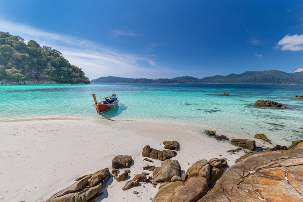 Barco de cauda longa na praia de areia branca na ilha tropical na tailândia