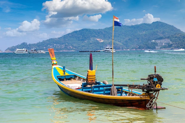 Barco de cauda longa na praia de Patong em Phuket, na Tailândia