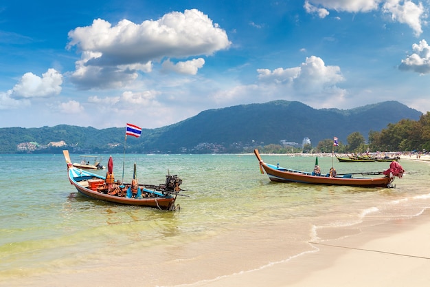 Barco de cauda longa na praia de Patong em Phuket, na Tailândia