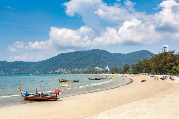 Barco de cauda longa na praia de Patong em Phuket, na Tailândia