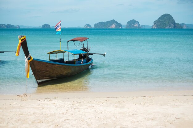 Barco de cauda longa na praia de Tubkaak pronto para o destino de referência da ilha de Hong Krabi Tailândia no Sudeste Asiático Férias e conceito de férias