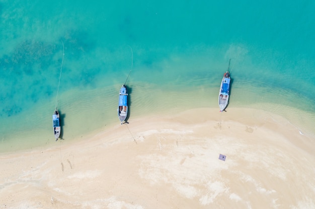 Barco de cauda longa três na vista aérea da praia