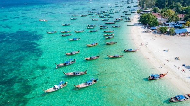 Barco de cauda longa vista aérea na ilha de Lipe da Tailândia