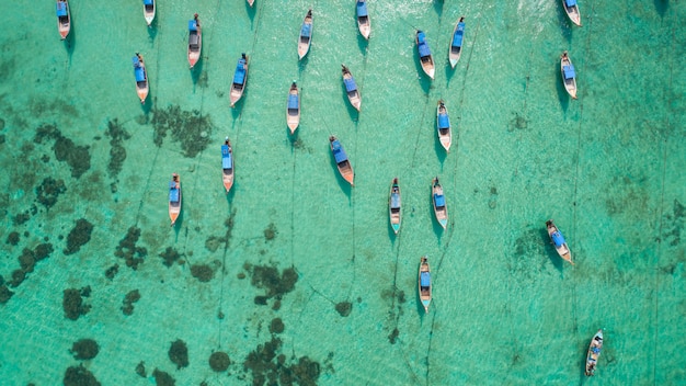 Barco de cauda longa vista aérea na ilha de Lipe da Tailândia