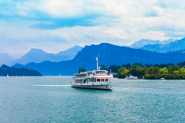 Barco de cruzeiro turístico Lago de Lucerna
