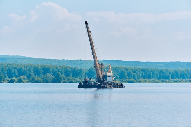 Barco de dragagem está trabalhando para aprofundar o fairway do rio